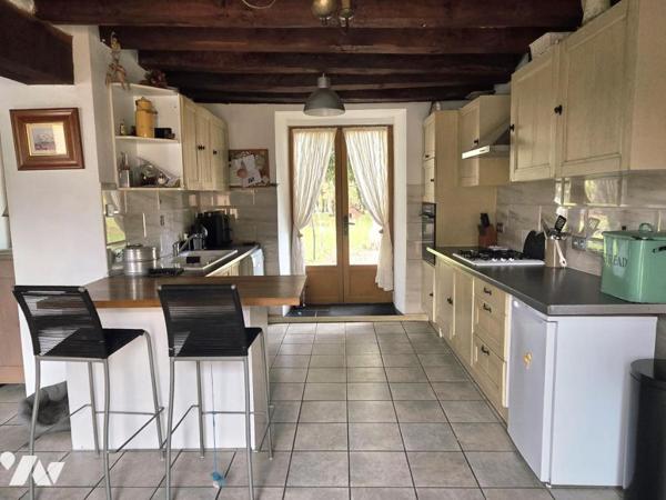 10 min de Château-Gontier. Une longère + un gîte. Terrain de 3.3ha avec plan d'eau de 12.400m².