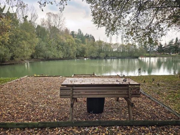 10 min de Château-Gontier. Une longère + un gîte. Terrain de 3.3ha avec plan d'eau de 12.400m².