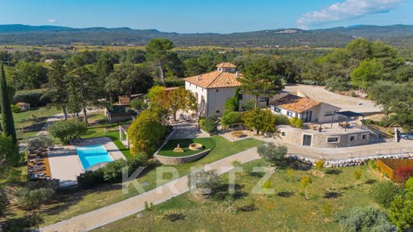 PIERREVERT, Propriété de plus de 600m2 - 3 gites - 3 piscines- Calme absolu