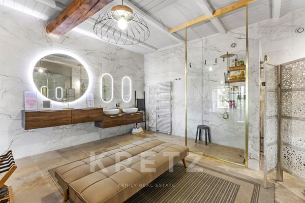 PIERREVERT, Propriété de plus de 600m2 - 3 gites - 3 piscines- Calme absolu