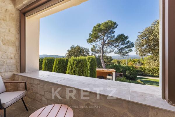 PIERREVERT, Propriété de plus de 600m2 - 3 gites - 3 piscines- Calme absolu