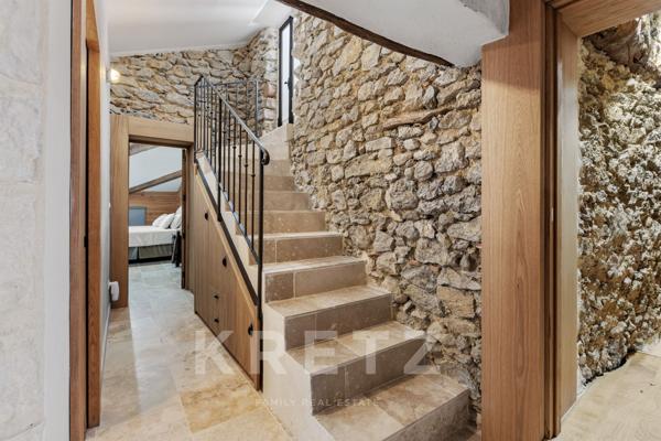 PIERREVERT, Propriété de plus de 600m2 - 3 gites - 3 piscines- Calme absolu