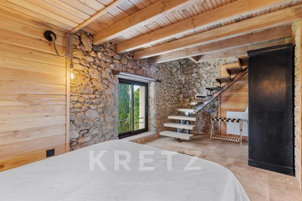 PIERREVERT, Propriété de plus de 600m2 - 3 gites - 3 piscines- Calme absolu