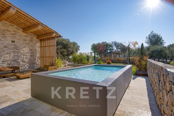 PIERREVERT, Propriété de plus de 600m2 - 3 gites - 3 piscines- Calme absolu