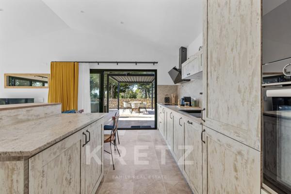 PIERREVERT, Propriété de plus de 600m2 - 3 gites - 3 piscines- Calme absolu