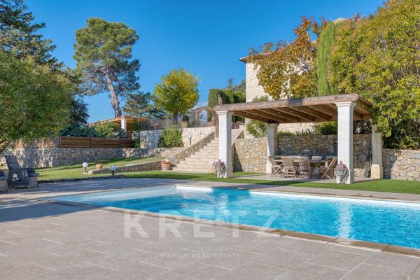 PIERREVERT, Propriété de plus de 600m2 - 3 gites - 3 piscines- Calme absolu