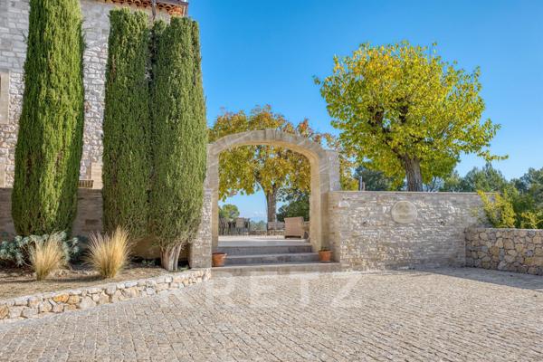 PIERREVERT, Propriété de plus de 600m2 - 3 gites - 3 piscines- Calme absolu