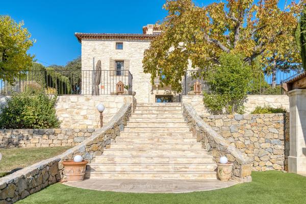 PIERREVERT, Propriété de plus de 600m2 - 3 gites - 3 piscines- Calme absolu