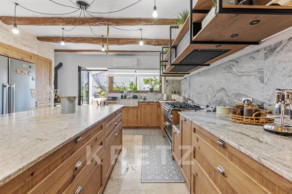 PIERREVERT, Propriété de plus de 600m2 - 3 gites - 3 piscines- Calme absolu