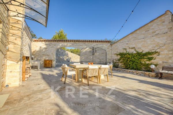 PIERREVERT, Propriété de plus de 600m2 - 3 gites - 3 piscines- Calme absolu