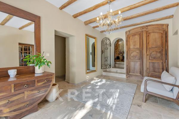 PIERREVERT, Propriété de plus de 600m2 - 3 gites - 3 piscines- Calme absolu