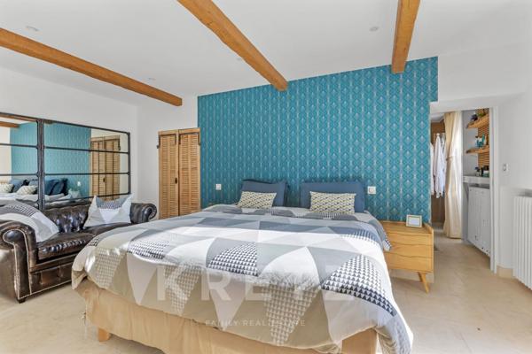 PIERREVERT, Propriété de plus de 600m2 - 3 gites - 3 piscines- Calme absolu