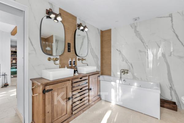 PIERREVERT, Propriété de plus de 600m2 - 3 gites - 3 piscines- Calme absolu