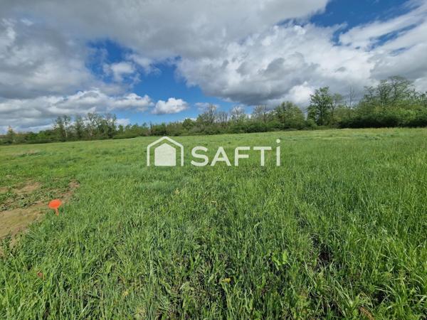 Jolie terrain plat constructible au calme.