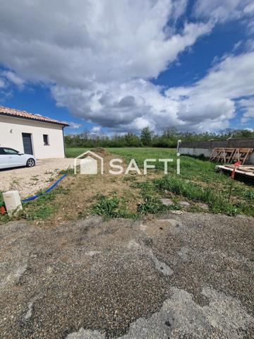 Jolie terrain plat constructible au calme.