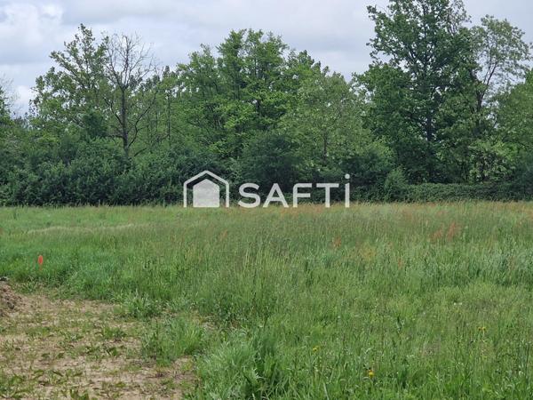 Jolie terrain plat constructible au calme.