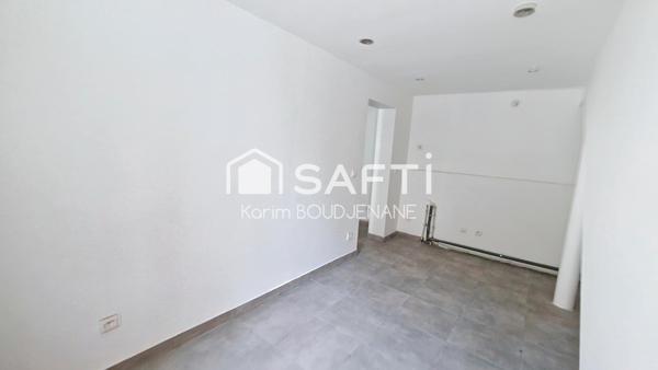 Maison de ville récente, 2 chambres...