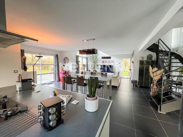 Grand Champ centre! Maison contemporaine lumineuse de 134 m²,4 chambres dont suite parentale, proche de Vannes & Golfe du Morbihan.