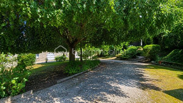 Située sur la commune d'Ormesson, à seulement 6 minutes de la gare de Nemours–Saint-Pierre, découvrez cette magnifique propriété de 290 m², implantée sur un superbe terrain arboré de 2 570 m², au cœur d'un environnement verdoyant et paisible.

La maison se compose, au rez-de-chaussée, d'une spacieuse pièce de vie de 50 m² avec plafond cathédrale et une belle cheminée, d'une cuisine entièrement aménagée et équipée, d'un cellier/buanderie, d'une véranda ouvrant sur une terrasse exposée plein sud, d'un WC indépendant ainsi que d'une suite parentale.

À l'étage, une grande mezzanine dessert trois chambres et deux salles de bains.

Le rez-de-jardin dispose d'une entrée, d'une salle d'eau, d'une cave et de deux pièces supplémentaires pouvant être aménagées en chambres, salle de jeux, bureau ou espace de loisirs. Cet espace peut être totalement indépendant, offrant une solution idéale pour accueillir la famille, des invités ou créer un logement complémentaire.

À l'extérieur, vous profiterez d'une piscine creusée et chauffée, d'un bûcher, d'un appentis pouvant accueillir une cuisine d'été, ainsi que d'un superbe garage de 50 m² permettant de stationner un camping-car. Un second garage complète l'ensemble, sans oublier les nombreux arbres fruitiers qui agrémentent ce magnifique jardin.

Une propriété rare, alliant volumes généreux et cadre de vie privilégié, à proximité des commodités.