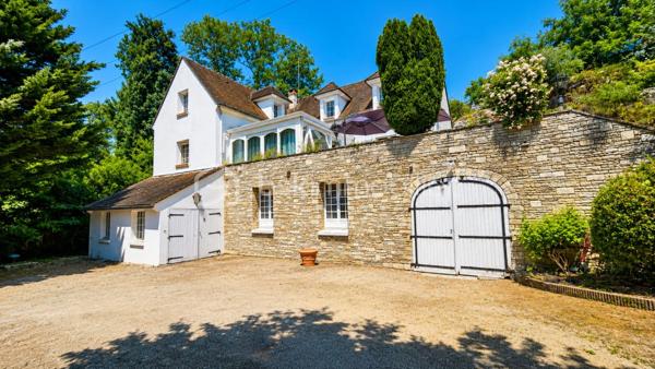Située sur la commune d'Ormesson, à seulement 6 minutes de la gare de Nemours–Saint-Pierre, découvrez cette magnifique propriété de 290 m², implantée sur un superbe terrain arboré de 2 570 m², au cœur d'un environnement verdoyant et paisible.

La maison se compose, au rez-de-chaussée, d'une spacieuse pièce de vie de 50 m² avec plafond cathédrale et une belle cheminée, d'une cuisine entièrement aménagée et équipée, d'un cellier/buanderie, d'une véranda ouvrant sur une terrasse exposée plein sud, d'un WC indépendant ainsi que d'une suite parentale.

À l'étage, une grande mezzanine dessert trois chambres et deux salles de bains.

Le rez-de-jardin dispose d'une entrée, d'une salle d'eau, d'une cave et de deux pièces supplémentaires pouvant être aménagées en chambres, salle de jeux, bureau ou espace de loisirs. Cet espace peut être totalement indépendant, offrant une solution idéale pour accueillir la famille, des invités ou créer un logement complémentaire.

À l'extérieur, vous profiterez d'une piscine creusée et chauffée, d'un bûcher, d'un appentis pouvant accueillir une cuisine d'été, ainsi que d'un superbe garage de 50 m² permettant de stationner un camping-car. Un second garage complète l'ensemble, sans oublier les nombreux arbres fruitiers qui agrémentent ce magnifique jardin.

Une propriété rare, alliant volumes généreux et cadre de vie privilégié, à proximité des commodités.