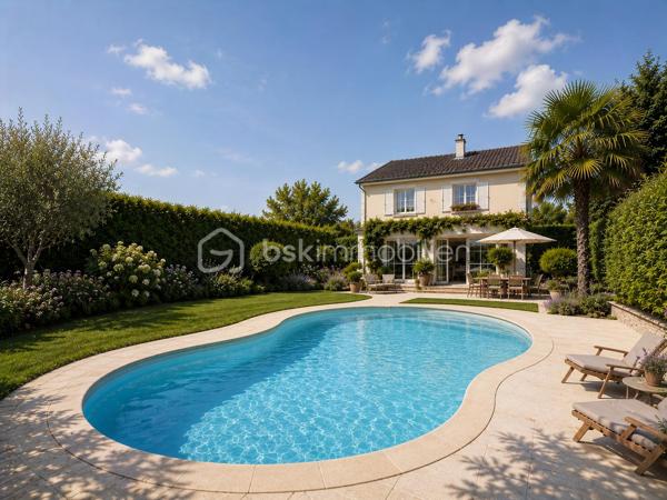 Résidence du GOLF de St Germain, belle villa de 180 m2 (150 m2 habitable) édifiée sur un terrain clos SANS VIS-A-VIS de 546 m2 avec piscine chauffée. 

La maison se compose d'une entrée, commodités et accès au garage double, VASTE SEJOUR de 50 m2 environ - TRAVERSANT - offrant une magnifique vue sur la piscine. Cuisine équipée. 
A l'étage le palier dessert un bureau, deux chambres, SDB et WC et une suite parentale avec dressing et salle d'eau privative. 
Dans les combles aménagés, deux chambres supplémentaires et salle d'eau avec WC. 

Un cadre privilégié, une propriété particulièrement soignée et décorée avec goût. Matériaux choisis et prestations attendues : double vitrage, Pompe à chaleur, piscine chauffée. 

Une visite s'impose.