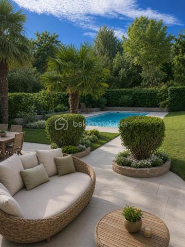 Résidence du GOLF de St Germain, belle villa de 180 m2 (150 m2 habitable) édifiée sur un terrain clos SANS VIS-A-VIS de 546 m2 avec piscine chauffée. 

La maison se compose d'une entrée, commodités et accès au garage double, VASTE SEJOUR de 50 m2 environ - TRAVERSANT - offrant une magnifique vue sur la piscine. Cuisine équipée. 
A l'étage le palier dessert un bureau, deux chambres, SDB et WC et une suite parentale avec dressing et salle d'eau privative. 
Dans les combles aménagés, deux chambres supplémentaires et salle d'eau avec WC. 

Un cadre privilégié, une propriété particulièrement soignée et décorée avec goût. Matériaux choisis et prestations attendues : double vitrage, Pompe à chaleur, piscine chauffée. 

Une visite s'impose.