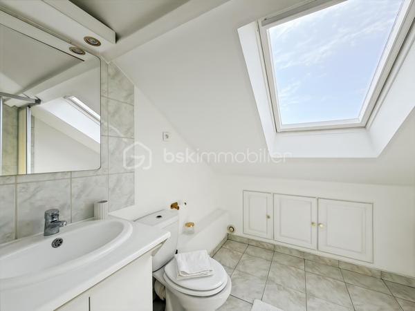 Résidence du GOLF de St Germain, belle villa de 180 m2 (150 m2 habitable) édifiée sur un terrain clos SANS VIS-A-VIS de 546 m2 avec piscine chauffée. 

La maison se compose d'une entrée, commodités et accès au garage double, VASTE SEJOUR de 50 m2 environ - TRAVERSANT - offrant une magnifique vue sur la piscine. Cuisine équipée. 
A l'étage le palier dessert un bureau, deux chambres, SDB et WC et une suite parentale avec dressing et salle d'eau privative. 
Dans les combles aménagés, deux chambres supplémentaires et salle d'eau avec WC. 

Un cadre privilégié, une propriété particulièrement soignée et décorée avec goût. Matériaux choisis et prestations attendues : double vitrage, Pompe à chaleur, piscine chauffée. 

Une visite s'impose.