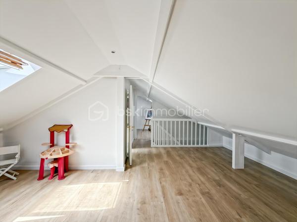 Résidence du GOLF de St Germain, belle villa de 180 m2 (150 m2 habitable) édifiée sur un terrain clos SANS VIS-A-VIS de 546 m2 avec piscine chauffée. 

La maison se compose d'une entrée, commodités et accès au garage double, VASTE SEJOUR de 50 m2 environ - TRAVERSANT - offrant une magnifique vue sur la piscine. Cuisine équipée. 
A l'étage le palier dessert un bureau, deux chambres, SDB et WC et une suite parentale avec dressing et salle d'eau privative. 
Dans les combles aménagés, deux chambres supplémentaires et salle d'eau avec WC. 

Un cadre privilégié, une propriété particulièrement soignée et décorée avec goût. Matériaux choisis et prestations attendues : double vitrage, Pompe à chaleur, piscine chauffée. 

Une visite s'impose.