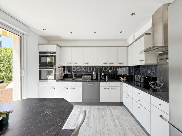 Résidence du GOLF de St Germain, belle villa de 180 m2 (150 m2 habitable) édifiée sur un terrain clos SANS VIS-A-VIS de 546 m2 avec piscine chauffée. 

La maison se compose d'une entrée, commodités et accès au garage double, VASTE SEJOUR de 50 m2 environ - TRAVERSANT - offrant une magnifique vue sur la piscine. Cuisine équipée. 
A l'étage le palier dessert un bureau, deux chambres, SDB et WC et une suite parentale avec dressing et salle d'eau privative. 
Dans les combles aménagés, deux chambres supplémentaires et salle d'eau avec WC. 

Un cadre privilégié, une propriété particulièrement soignée et décorée avec goût. Matériaux choisis et prestations attendues : double vitrage, Pompe à chaleur, piscine chauffée. 

Une visite s'impose.