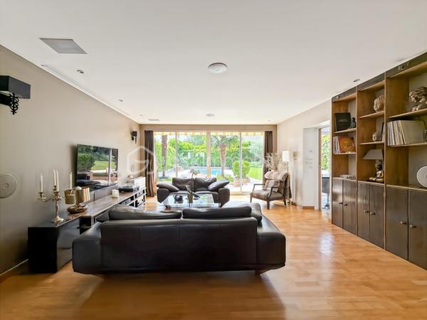 Résidence du GOLF de St Germain, belle villa de 180 m2 (150 m2 habitable) édifiée sur un terrain clos SANS VIS-A-VIS de 546 m2 avec piscine chauffée. 

La maison se compose d'une entrée, commodités et accès au garage double, VASTE SEJOUR de 50 m2 environ - TRAVERSANT - offrant une magnifique vue sur la piscine. Cuisine équipée. 
A l'étage le palier dessert un bureau, deux chambres, SDB et WC et une suite parentale avec dressing et salle d'eau privative. 
Dans les combles aménagés, deux chambres supplémentaires et salle d'eau avec WC. 

Un cadre privilégié, une propriété particulièrement soignée et décorée avec goût. Matériaux choisis et prestations attendues : double vitrage, Pompe à chaleur, piscine chauffée. 

Une visite s'impose.