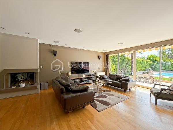 Résidence du GOLF de St Germain, belle villa de 180 m2 (150 m2 habitable) édifiée sur un terrain clos SANS VIS-A-VIS de 546 m2 avec piscine chauffée. 

La maison se compose d'une entrée, commodités et accès au garage double, VASTE SEJOUR de 50 m2 environ - TRAVERSANT - offrant une magnifique vue sur la piscine. Cuisine équipée. 
A l'étage le palier dessert un bureau, deux chambres, SDB et WC et une suite parentale avec dressing et salle d'eau privative. 
Dans les combles aménagés, deux chambres supplémentaires et salle d'eau avec WC. 

Un cadre privilégié, une propriété particulièrement soignée et décorée avec goût. Matériaux choisis et prestations attendues : double vitrage, Pompe à chaleur, piscine chauffée. 

Une visite s'impose.
