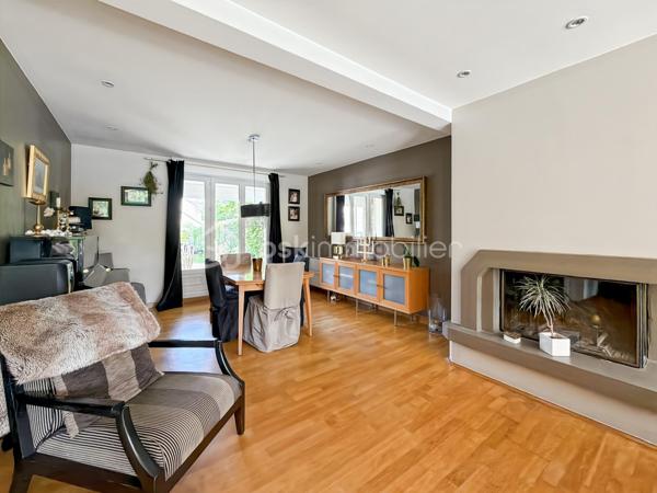Résidence du GOLF de St Germain, belle villa de 180 m2 (150 m2 habitable) édifiée sur un terrain clos SANS VIS-A-VIS de 546 m2 avec piscine chauffée. 

La maison se compose d'une entrée, commodités et accès au garage double, VASTE SEJOUR de 50 m2 environ - TRAVERSANT - offrant une magnifique vue sur la piscine. Cuisine équipée. 
A l'étage le palier dessert un bureau, deux chambres, SDB et WC et une suite parentale avec dressing et salle d'eau privative. 
Dans les combles aménagés, deux chambres supplémentaires et salle d'eau avec WC. 

Un cadre privilégié, une propriété particulièrement soignée et décorée avec goût. Matériaux choisis et prestations attendues : double vitrage, Pompe à chaleur, piscine chauffée. 

Une visite s'impose.