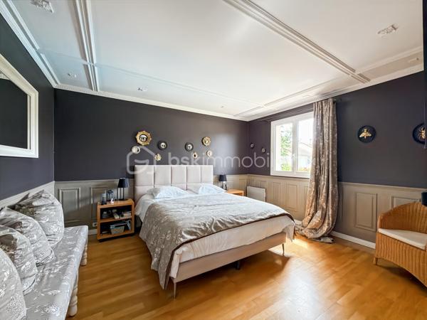 Résidence du GOLF de St Germain, belle villa de 180 m2 (150 m2 habitable) édifiée sur un terrain clos SANS VIS-A-VIS de 546 m2 avec piscine chauffée. 

La maison se compose d'une entrée, commodités et accès au garage double, VASTE SEJOUR de 50 m2 environ - TRAVERSANT - offrant une magnifique vue sur la piscine. Cuisine équipée. 
A l'étage le palier dessert un bureau, deux chambres, SDB et WC et une suite parentale avec dressing et salle d'eau privative. 
Dans les combles aménagés, deux chambres supplémentaires et salle d'eau avec WC. 

Un cadre privilégié, une propriété particulièrement soignée et décorée avec goût. Matériaux choisis et prestations attendues : double vitrage, Pompe à chaleur, piscine chauffée. 

Une visite s'impose.