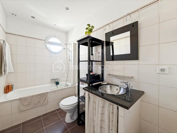 Résidence du GOLF de St Germain, belle villa de 180 m2 (150 m2 habitable) édifiée sur un terrain clos SANS VIS-A-VIS de 546 m2 avec piscine chauffée. 

La maison se compose d'une entrée, commodités et accès au garage double, VASTE SEJOUR de 50 m2 environ - TRAVERSANT - offrant une magnifique vue sur la piscine. Cuisine équipée. 
A l'étage le palier dessert un bureau, deux chambres, SDB et WC et une suite parentale avec dressing et salle d'eau privative. 
Dans les combles aménagés, deux chambres supplémentaires et salle d'eau avec WC. 

Un cadre privilégié, une propriété particulièrement soignée et décorée avec goût. Matériaux choisis et prestations attendues : double vitrage, Pompe à chaleur, piscine chauffée. 

Une visite s'impose.