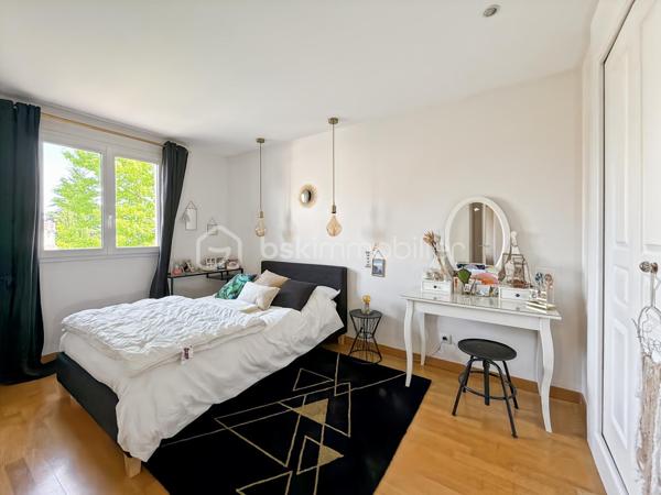 Résidence du GOLF de St Germain, belle villa de 180 m2 (150 m2 habitable) édifiée sur un terrain clos SANS VIS-A-VIS de 546 m2 avec piscine chauffée. 

La maison se compose d'une entrée, commodités et accès au garage double, VASTE SEJOUR de 50 m2 environ - TRAVERSANT - offrant une magnifique vue sur la piscine. Cuisine équipée. 
A l'étage le palier dessert un bureau, deux chambres, SDB et WC et une suite parentale avec dressing et salle d'eau privative. 
Dans les combles aménagés, deux chambres supplémentaires et salle d'eau avec WC. 

Un cadre privilégié, une propriété particulièrement soignée et décorée avec goût. Matériaux choisis et prestations attendues : double vitrage, Pompe à chaleur, piscine chauffée. 

Une visite s'impose.