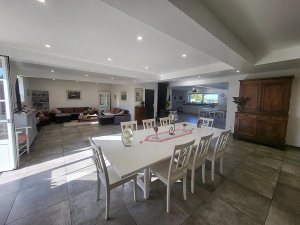 Longère de 4 chambres magnifiquement rénovée avec dépendances, terrain et potentiel d'agrandissement, près de Chauvigny