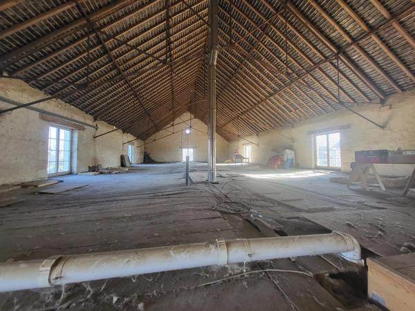 Longère de 4 chambres magnifiquement rénovée avec dépendances, terrain et potentiel d'agrandissement, près de Chauvigny