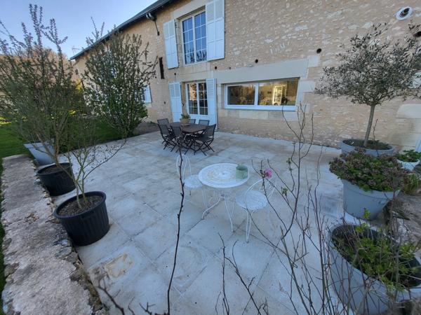 Longère de 4 chambres magnifiquement rénovée avec dépendances, terrain et potentiel d'agrandissement, près de Chauvigny
