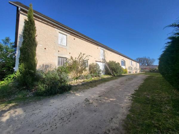 Longère de 4 chambres magnifiquement rénovée avec dépendances, terrain et potentiel d'agrandissement, près de Chauvigny