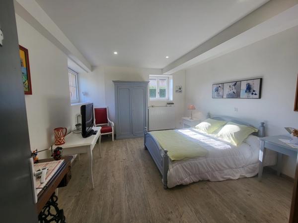 Longère de 4 chambres magnifiquement rénovée avec dépendances, terrain et potentiel d'agrandissement, près de Chauvigny