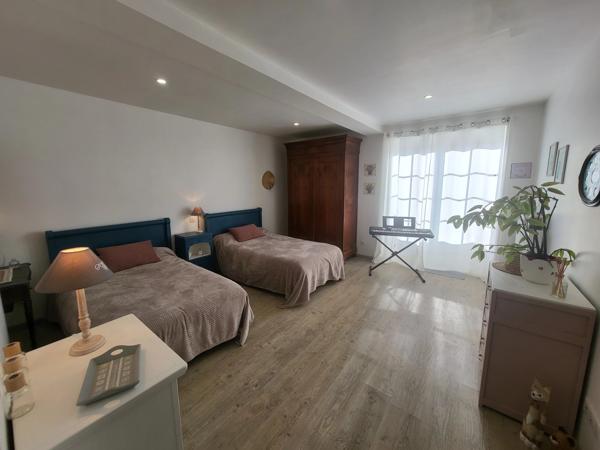 Longère de 4 chambres magnifiquement rénovée avec dépendances, terrain et potentiel d'agrandissement, près de Chauvigny