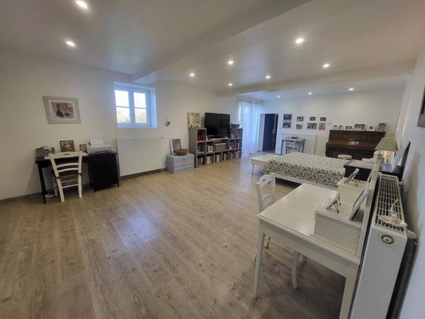 Longère de 4 chambres magnifiquement rénovée avec dépendances, terrain et potentiel d'agrandissement, près de Chauvigny