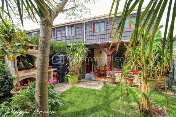 🏠 Maison en pignon – 110 m² – Louvres (95380)

Description du bien :
Dans un environnement résidentiel calme et agréable de Louvres, découvrez cette maison de 110 m², idéale pour une famille.

Le bien se compose de :
Une entrée
Une cuisine indépendante et entièrement équipée dont lave-vaisselle et Frigo ( moins d'un an )
Un salon/séjour donnant sur la véranda
4 chambres
1 salle de bains
WC
1 cellier
Un double garage

🌳 Extérieur & environnement :
Terrain clos d'une surface de 81 m²
Pas de vis à vis
Jardin/terrasse
Stationnement facile (garage et place de parking)

✅ Les + :
Toiture refaite
Tableau électrique neuf
Chaudière à condensation de 2021
Adoucisseur d'eau
Fenêtres PVC double vitrage
Volets électrique

Secteur calme et résidentiel
Le tout sur un terrain fonctionnel, proche des écoles, commerces et transports (RER D, accès rapide A1/A3).
Fort potentiel !

📞 Contactez-moi pour organiser une visite !