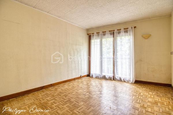 🏠 Maison en pignon – 110 m² – Louvres (95380)

Description du bien :
Dans un environnement résidentiel calme et agréable de Louvres, découvrez cette maison de 110 m², idéale pour une famille.

Le bien se compose de :
Une entrée
Une cuisine indépendante et entièrement équipée dont lave-vaisselle et Frigo ( moins d'un an )
Un salon/séjour donnant sur la véranda
4 chambres
1 salle de bains
WC
1 cellier
Un double garage

🌳 Extérieur & environnement :
Terrain clos d'une surface de 81 m²
Pas de vis à vis
Jardin/terrasse
Stationnement facile (garage et place de parking)

✅ Les + :
Toiture refaite
Tableau électrique neuf
Chaudière à condensation de 2021
Adoucisseur d'eau
Fenêtres PVC double vitrage
Volets électrique

Secteur calme et résidentiel
Le tout sur un terrain fonctionnel, proche des écoles, commerces et transports (RER D, accès rapide A1/A3).
Fort potentiel !

📞 Contactez-moi pour organiser une visite !