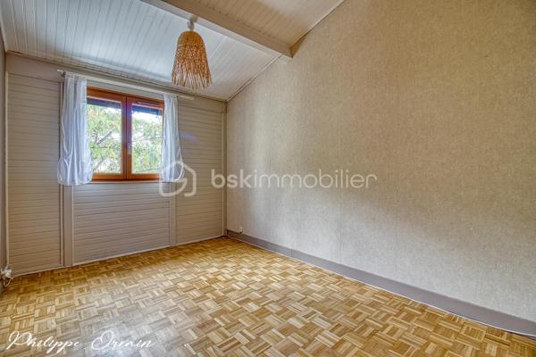 🏠 Maison en pignon – 110 m² – Louvres (95380)

Description du bien :
Dans un environnement résidentiel calme et agréable de Louvres, découvrez cette maison de 110 m², idéale pour une famille.

Le bien se compose de :
Une entrée
Une cuisine indépendante et entièrement équipée dont lave-vaisselle et Frigo ( moins d'un an )
Un salon/séjour donnant sur la véranda
4 chambres
1 salle de bains
WC
1 cellier
Un double garage

🌳 Extérieur & environnement :
Terrain clos d'une surface de 81 m²
Pas de vis à vis
Jardin/terrasse
Stationnement facile (garage et place de parking)

✅ Les + :
Toiture refaite
Tableau électrique neuf
Chaudière à condensation de 2021
Adoucisseur d'eau
Fenêtres PVC double vitrage
Volets électrique

Secteur calme et résidentiel
Le tout sur un terrain fonctionnel, proche des écoles, commerces et transports (RER D, accès rapide A1/A3).
Fort potentiel !

📞 Contactez-moi pour organiser une visite !