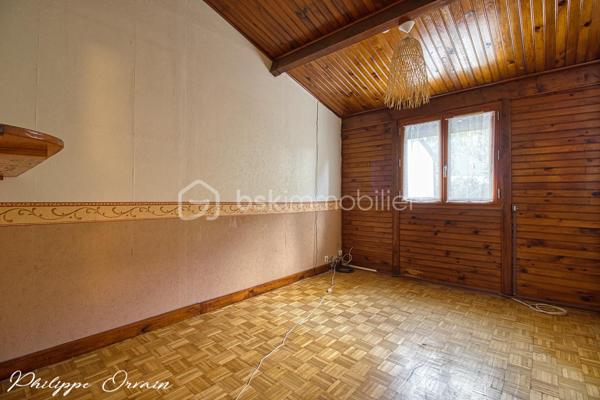 🏠 Maison en pignon – 110 m² – Louvres (95380)

Description du bien :
Dans un environnement résidentiel calme et agréable de Louvres, découvrez cette maison de 110 m², idéale pour une famille.

Le bien se compose de :
Une entrée
Une cuisine indépendante et entièrement équipée dont lave-vaisselle et Frigo ( moins d'un an )
Un salon/séjour donnant sur la véranda
4 chambres
1 salle de bains
WC
1 cellier
Un double garage

🌳 Extérieur & environnement :
Terrain clos d'une surface de 81 m²
Pas de vis à vis
Jardin/terrasse
Stationnement facile (garage et place de parking)

✅ Les + :
Toiture refaite
Tableau électrique neuf
Chaudière à condensation de 2021
Adoucisseur d'eau
Fenêtres PVC double vitrage
Volets électrique

Secteur calme et résidentiel
Le tout sur un terrain fonctionnel, proche des écoles, commerces et transports (RER D, accès rapide A1/A3).
Fort potentiel !

📞 Contactez-moi pour organiser une visite !