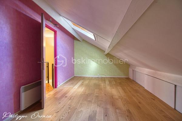 🏠 Maison en pignon – 110 m² – Louvres (95380)

Description du bien :
Dans un environnement résidentiel calme et agréable de Louvres, découvrez cette maison de 110 m², idéale pour une famille.

Le bien se compose de :
Une entrée
Une cuisine indépendante et entièrement équipée dont lave-vaisselle et Frigo ( moins d'un an )
Un salon/séjour donnant sur la véranda
4 chambres
1 salle de bains
WC
1 cellier
Un double garage

🌳 Extérieur & environnement :
Terrain clos d'une surface de 81 m²
Pas de vis à vis
Jardin/terrasse
Stationnement facile (garage et place de parking)

✅ Les + :
Toiture refaite
Tableau électrique neuf
Chaudière à condensation de 2021
Adoucisseur d'eau
Fenêtres PVC double vitrage
Volets électrique

Secteur calme et résidentiel
Le tout sur un terrain fonctionnel, proche des écoles, commerces et transports (RER D, accès rapide A1/A3).
Fort potentiel !

📞 Contactez-moi pour organiser une visite !