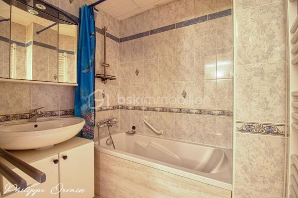 🏠 Maison en pignon – 110 m² – Louvres (95380)

Description du bien :
Dans un environnement résidentiel calme et agréable de Louvres, découvrez cette maison de 110 m², idéale pour une famille.

Le bien se compose de :
Une entrée
Une cuisine indépendante et entièrement équipée dont lave-vaisselle et Frigo ( moins d'un an )
Un salon/séjour donnant sur la véranda
4 chambres
1 salle de bains
WC
1 cellier
Un double garage

🌳 Extérieur & environnement :
Terrain clos d'une surface de 81 m²
Pas de vis à vis
Jardin/terrasse
Stationnement facile (garage et place de parking)

✅ Les + :
Toiture refaite
Tableau électrique neuf
Chaudière à condensation de 2021
Adoucisseur d'eau
Fenêtres PVC double vitrage
Volets électrique

Secteur calme et résidentiel
Le tout sur un terrain fonctionnel, proche des écoles, commerces et transports (RER D, accès rapide A1/A3).
Fort potentiel !

📞 Contactez-moi pour organiser une visite !