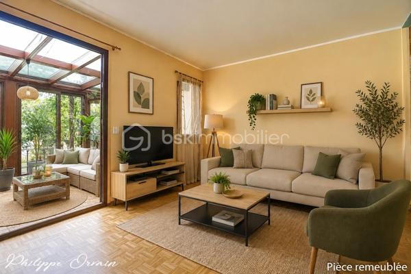 🏠 Maison en pignon – 110 m² – Louvres (95380)

Description du bien :
Dans un environnement résidentiel calme et agréable de Louvres, découvrez cette maison de 110 m², idéale pour une famille.

Le bien se compose de :
Une entrée
Une cuisine indépendante et entièrement équipée dont lave-vaisselle et Frigo ( moins d'un an )
Un salon/séjour donnant sur la véranda
4 chambres
1 salle de bains
WC
1 cellier
Un double garage

🌳 Extérieur & environnement :
Terrain clos d'une surface de 81 m²
Pas de vis à vis
Jardin/terrasse
Stationnement facile (garage et place de parking)

✅ Les + :
Toiture refaite
Tableau électrique neuf
Chaudière à condensation de 2021
Adoucisseur d'eau
Fenêtres PVC double vitrage
Volets électrique

Secteur calme et résidentiel
Le tout sur un terrain fonctionnel, proche des écoles, commerces et transports (RER D, accès rapide A1/A3).
Fort potentiel !

📞 Contactez-moi pour organiser une visite !