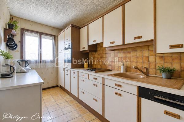 🏠 Maison en pignon – 110 m² – Louvres (95380)

Description du bien :
Dans un environnement résidentiel calme et agréable de Louvres, découvrez cette maison de 110 m², idéale pour une famille.

Le bien se compose de :
Une entrée
Une cuisine indépendante et entièrement équipée dont lave-vaisselle et Frigo ( moins d'un an )
Un salon/séjour donnant sur la véranda
4 chambres
1 salle de bains
WC
1 cellier
Un double garage

🌳 Extérieur & environnement :
Terrain clos d'une surface de 81 m²
Pas de vis à vis
Jardin/terrasse
Stationnement facile (garage et place de parking)

✅ Les + :
Toiture refaite
Tableau électrique neuf
Chaudière à condensation de 2021
Adoucisseur d'eau
Fenêtres PVC double vitrage
Volets électrique

Secteur calme et résidentiel
Le tout sur un terrain fonctionnel, proche des écoles, commerces et transports (RER D, accès rapide A1/A3).
Fort potentiel !

📞 Contactez-moi pour organiser une visite !